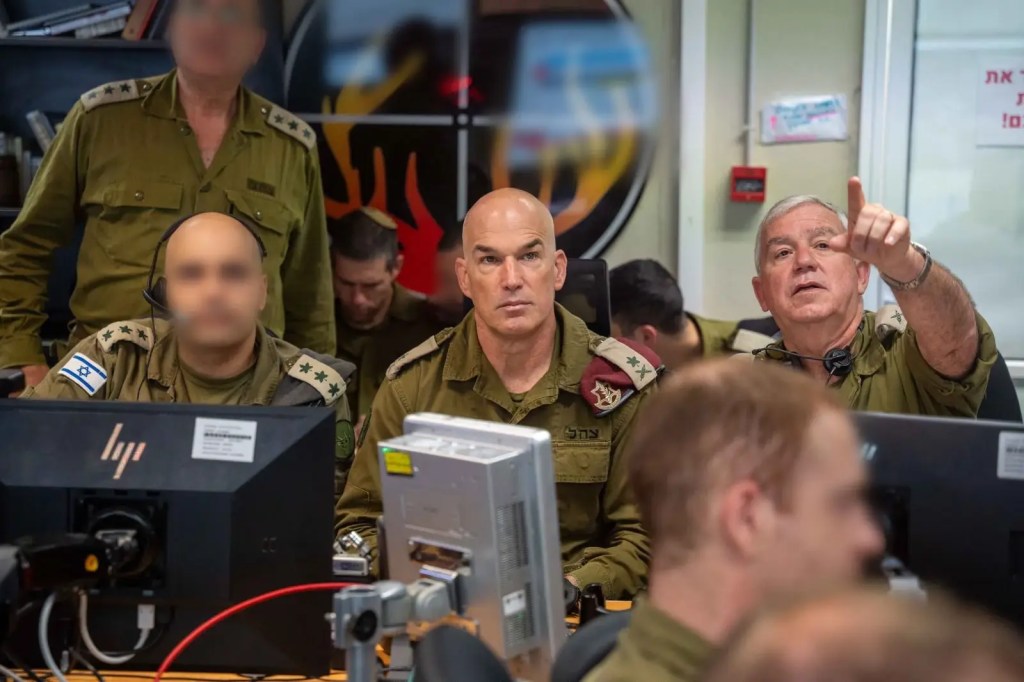 The Commanding Officer of the Northern Command, MG Ori Gordin, held a situational assessment this morning in the Northern Command’s Underground Operations Center with the commanders of the Fire Control Center Situation Room.